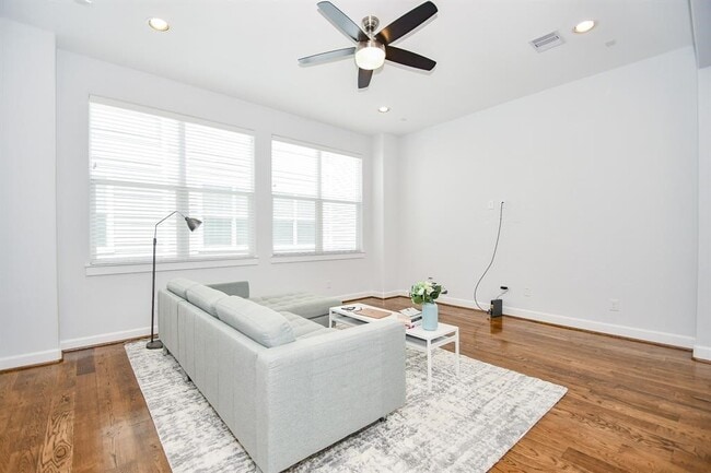 Building Photo - 703 Link Rd