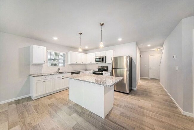 Building Photo - 440 Hidden Meadows Dr