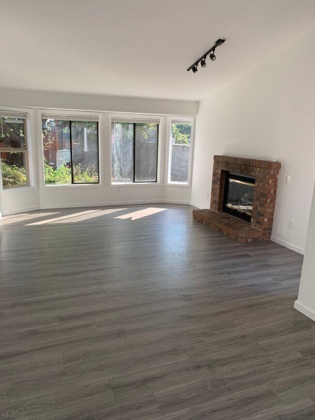 Building Photo - Beautiful and cozy 3 bed 2.5 bath home in ...