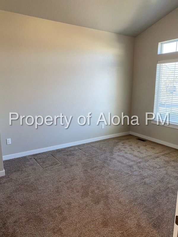 Building Photo - 6142 N Silver Spruce Ave