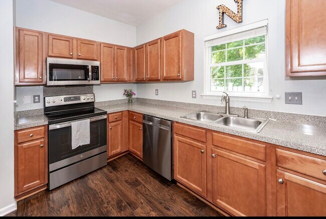 Foto del edificio - 1418 Whispering Oaks Trl