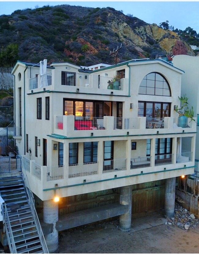 Building Photo - Architectural Beachfront Retreat on Las Flores Sands