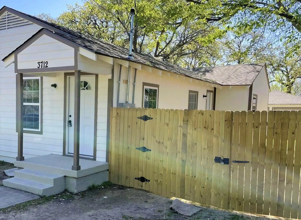 Building Photo - Stunning 1/1 Duplex in Dallas!