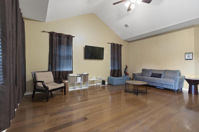 Foto del edificio - Beautifully updated home in a peaceful Geo...