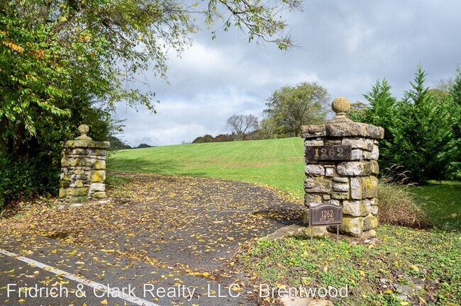 Building Photo - 3 br, 2.5 bath House - 1262 Hitt Lane
