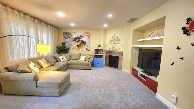 Foto del edificio - CLICK "REQUEST A TOUR" NOW!