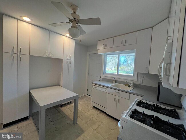 Building Photo - 1303 Pine Ridge Ln