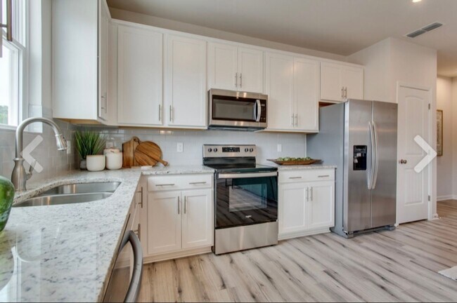 Building Photo - Three Bedroom Three Bath Home
