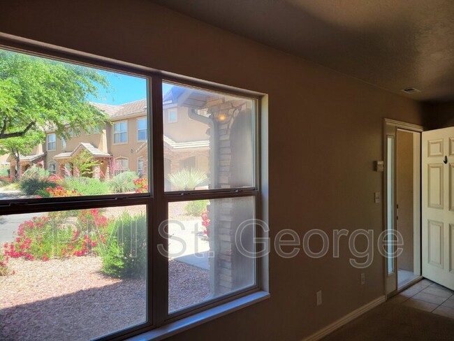Building Photo - 3155 S Hidden Valley Dr