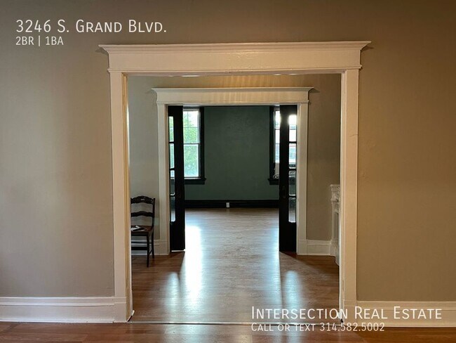 Foto del edificio - Huge 2 Bed/1Bath Apt w/Historic Features -...