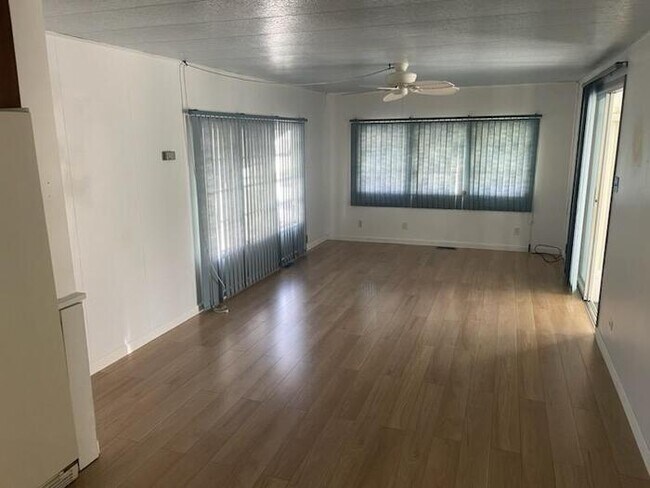 Foto del edificio - Move in October and receive one month FREE...