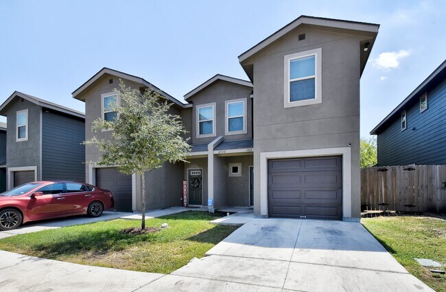 Building Photo - 6930 Lakeview Dr.