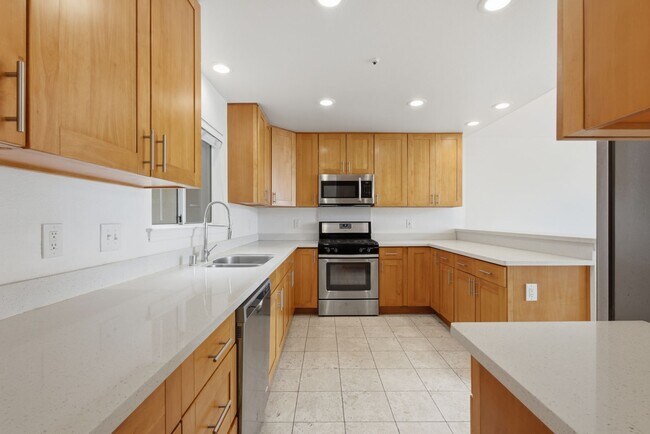Foto del edificio - Top-Floor 3BR in Duplex Near BART | Vaulted Ceilings | In-Unit Laundry | Garage Parking
