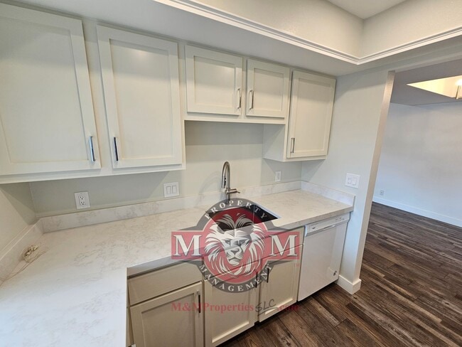 Foto del edificio - 5704 S Waterbury Way