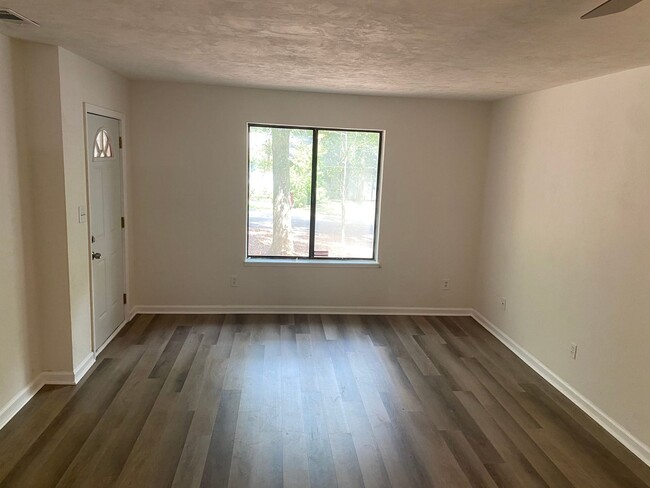 Foto del edificio - Recently Remodeled 2 Bedroom 1 Bathroom Du...