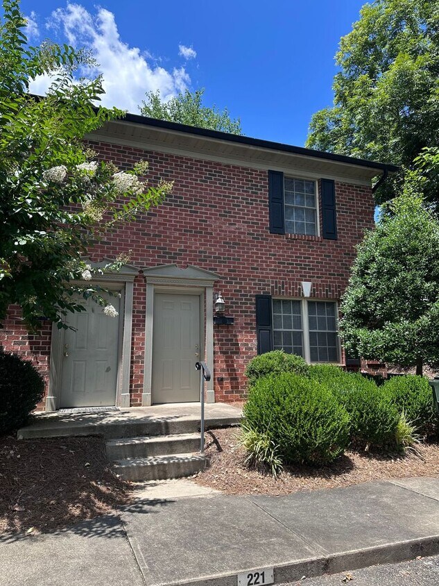 Foto principal - 2 Bed, 1.5 Bath Townhome in Prime Location...