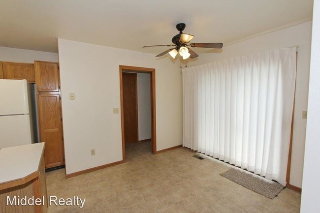 Building Photo - 3 br, 2.5 bath House - 5547 Fossil Court E