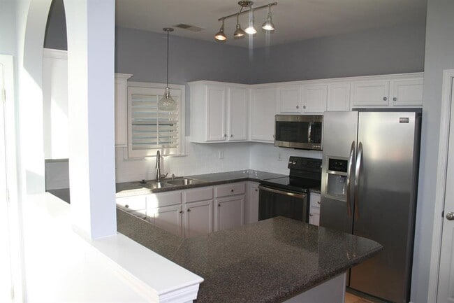 Building Photo - 1124 Island Pl E