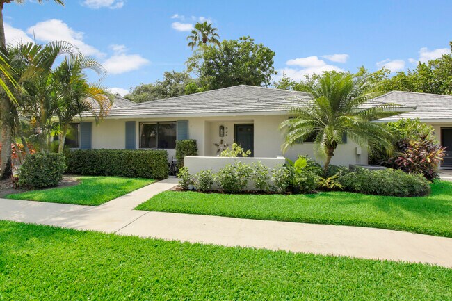 Building Photo - 824 Club Dr