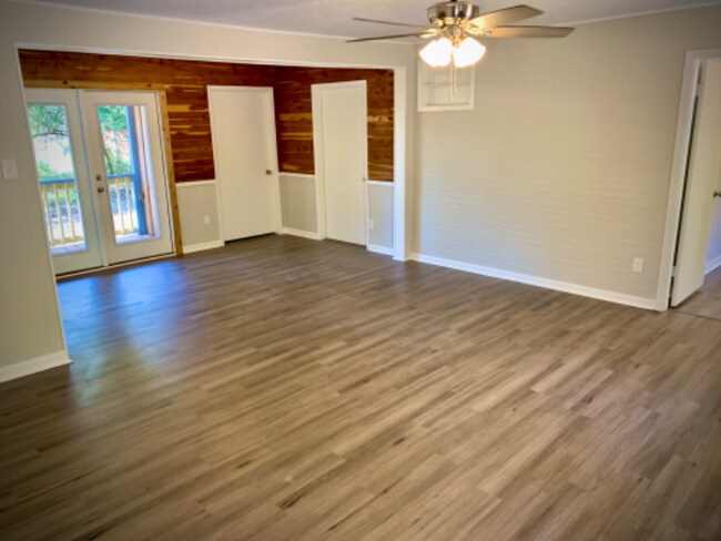 Building Photo - 285 Marion Dr N