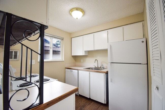 Building Photo - Bright and Spacious 2 Bed 1 Bath APT in NE...
