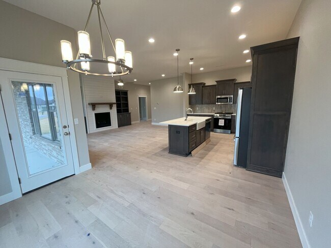 Foto del edificio - Beautiful, nearly-new 4 bedroom, 2 bath home on a cul-de-sac in the exclusive Lion's Gate neighbo...