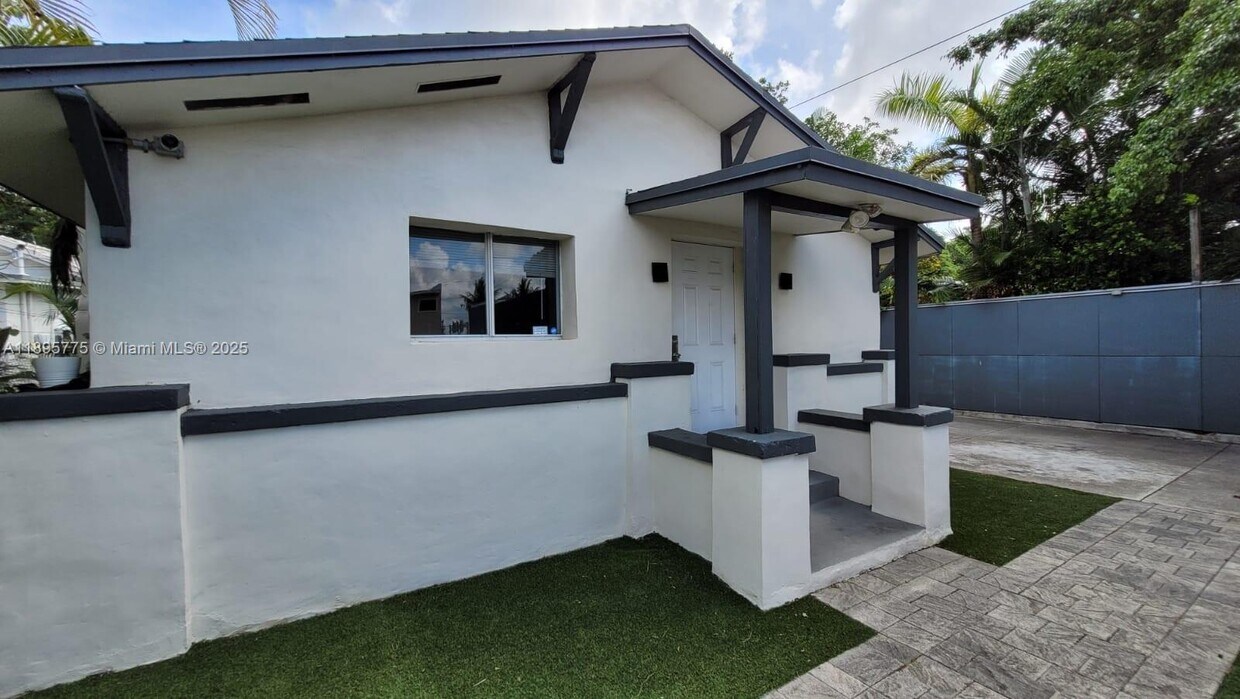 Foto principal - 228 NW 35th St