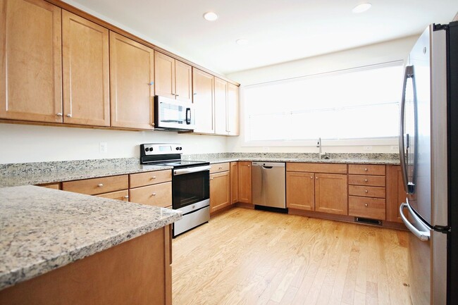 Building Photo - Pet-Friendly Old Trail Townhome With Rooftop Terrace
