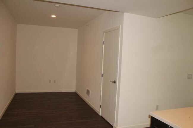 Building Photo - 2 bedroom in San Francisco CA 94112