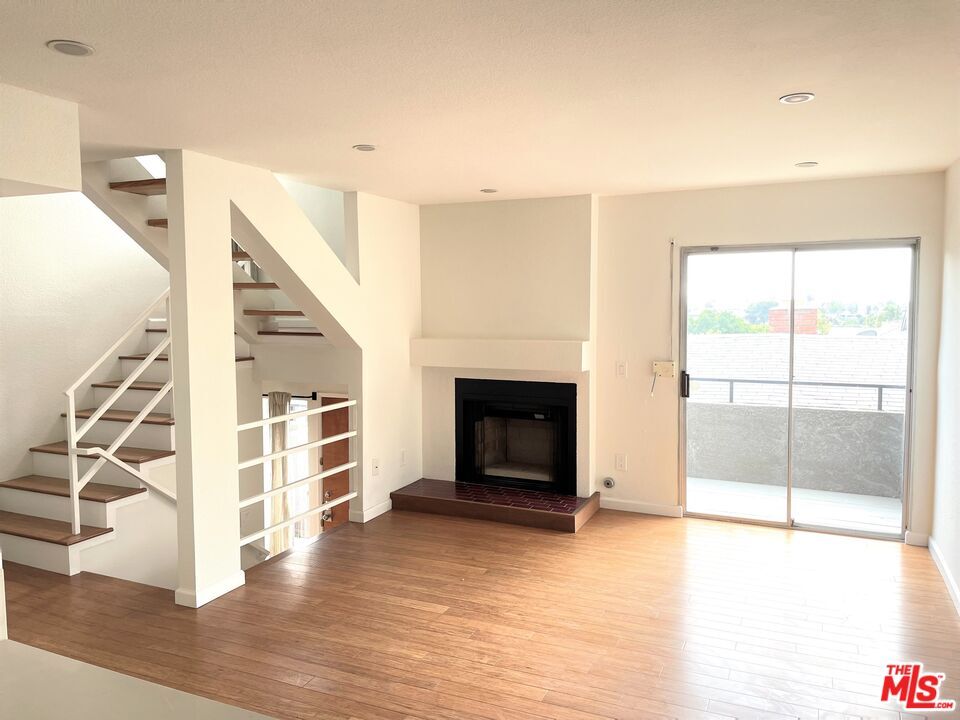 1083 1/21083 1/2 W Kensington Rd, Los Angeles, CA 90026 Apartment