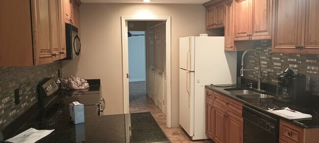 Building Photo - Spacious 3 bedroom home with over-sized fe...