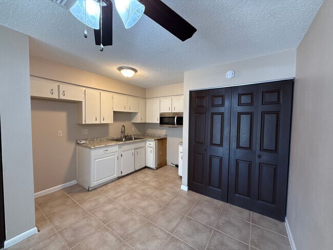 Foto del edificio - *** Owner Sold***JCR1 - 2040 All Units