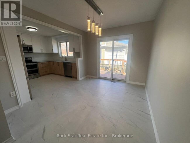 Building Photo - 32 Bendingroad Crescent