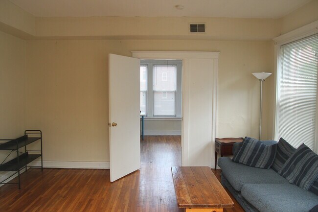 Building Photo - 517 Kingsland Ave