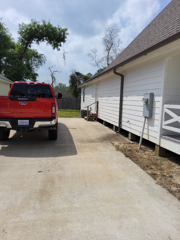 Building Photo - 875 Topsy Rd