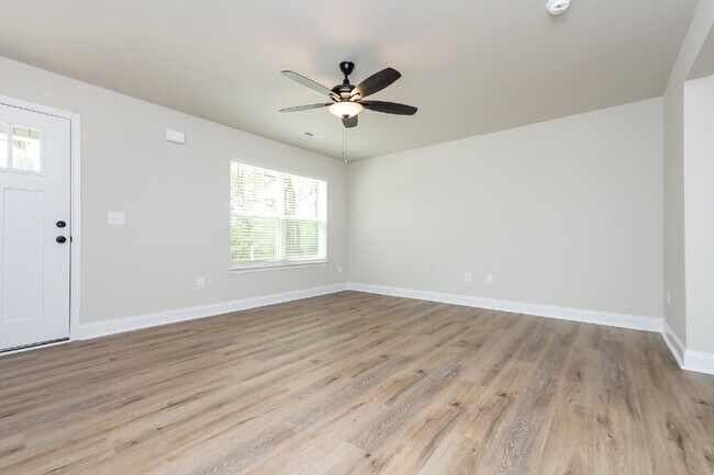 Foto del edificio - *Amazing Lease Offers* Elegant 2BR/2.5BA Townhome minutes from Downtown Greenville and walking di...