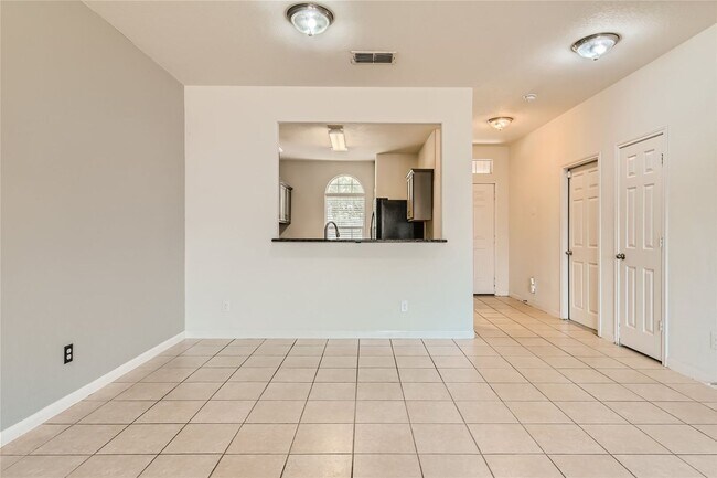 Foto del edificio - HUGE 5 BEDROOM HOME FOR RENT IN LUCKEY RAN...