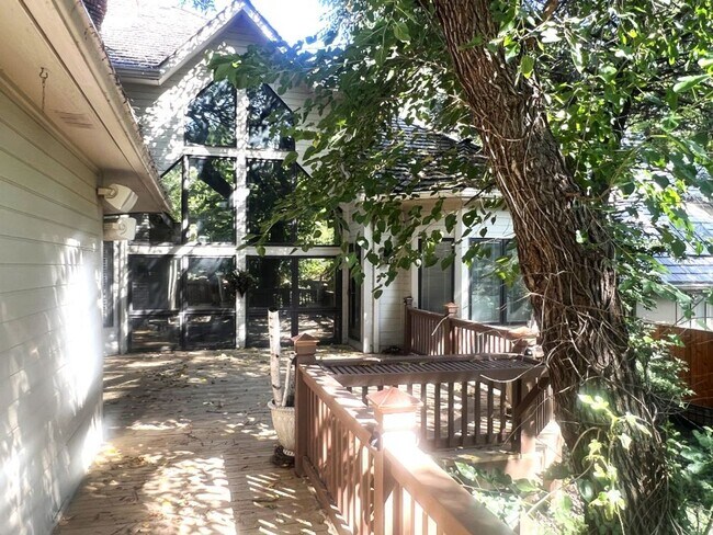 Foto del edificio - 6400 sq ft RARE Luxury home available for ...
