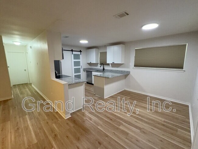 Foto del edificio - 6119 Shawn Ln