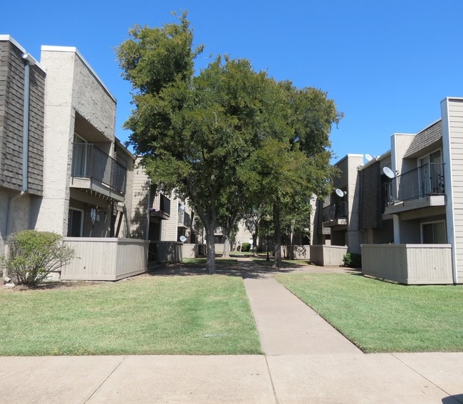 Spanish Range 2111 Hillcrest Mesquite, TX Apartments for Rent in