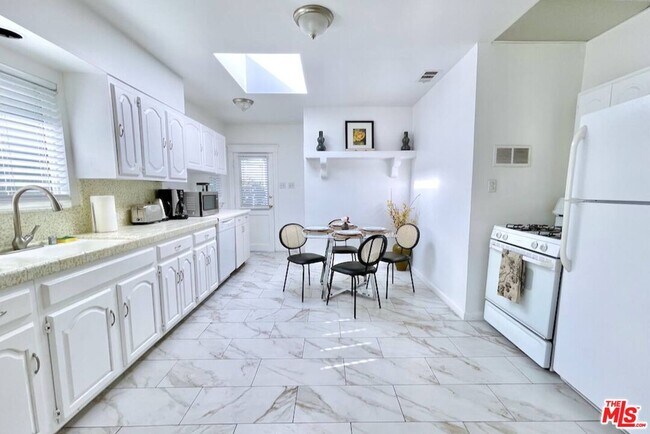 Building Photo - 8655 Clifton Wy