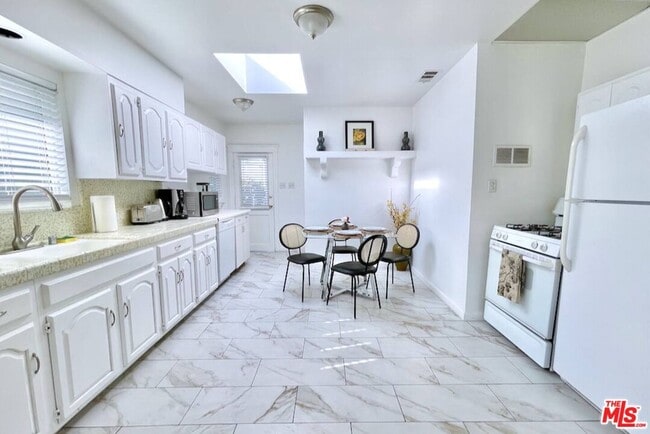 Foto del edificio - 8655 Clifton Wy