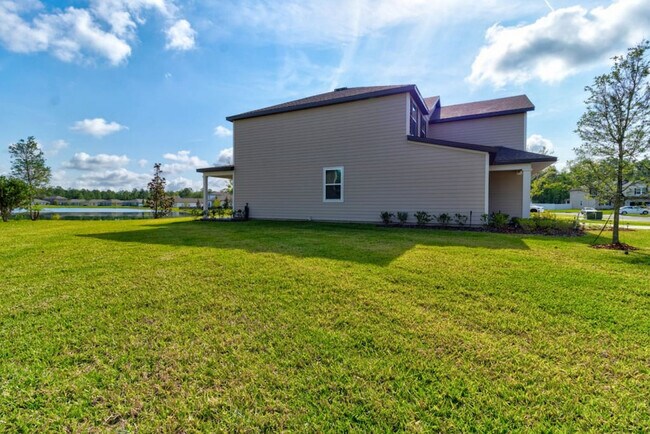 Un gran patio lateral para correr y jugar. - 509 Falcon Ridge Rd