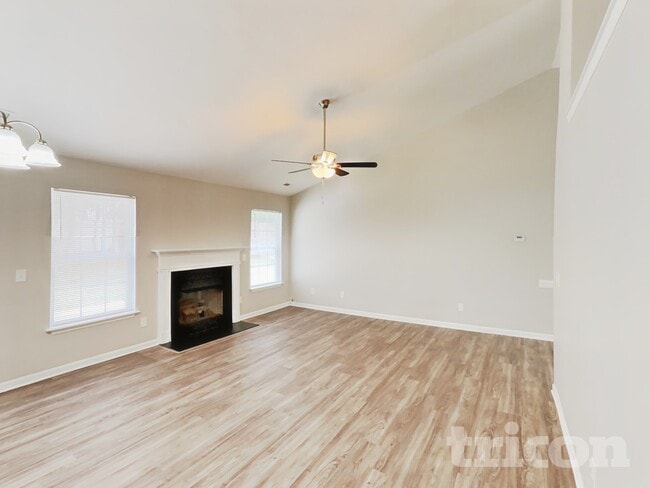 Foto del edificio - 614 Walnut Crossing Dr