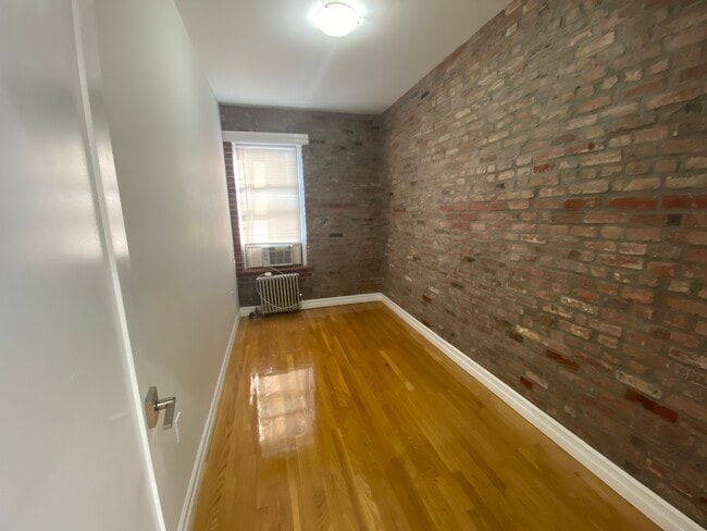 Building Photo - 424 E 13th St