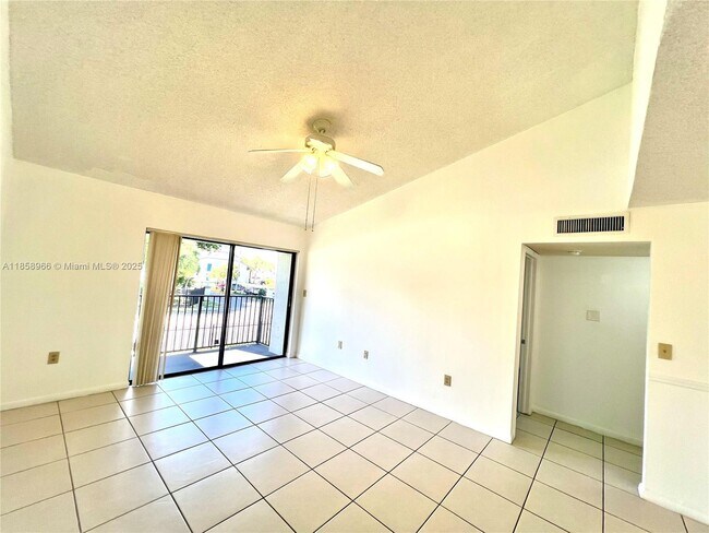 Foto del edificio - 7215 NW 179th St