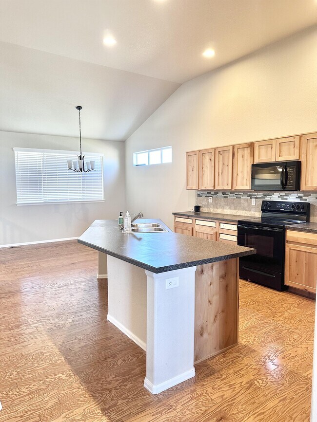 Building Photo - 933 Ponderosa Dr