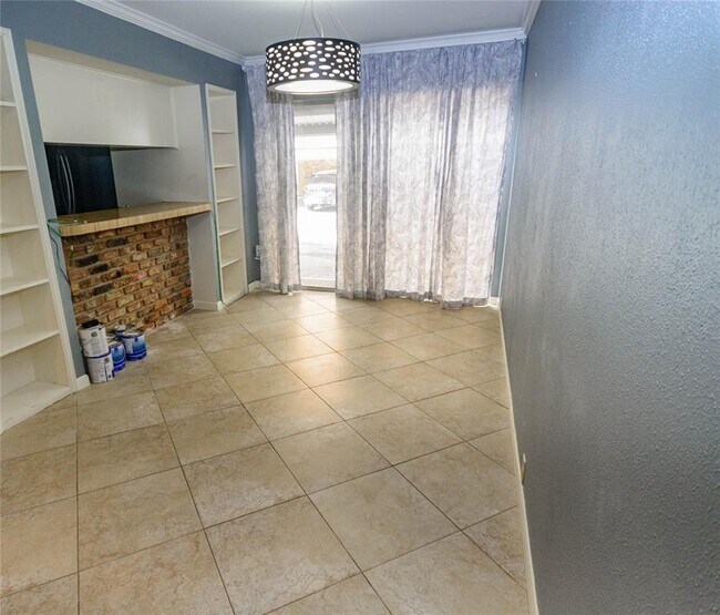 Building Photo - 2121 Fountain View Dr