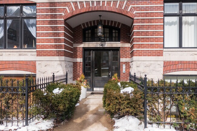 Entrance - 540 W Oakdale Ave
