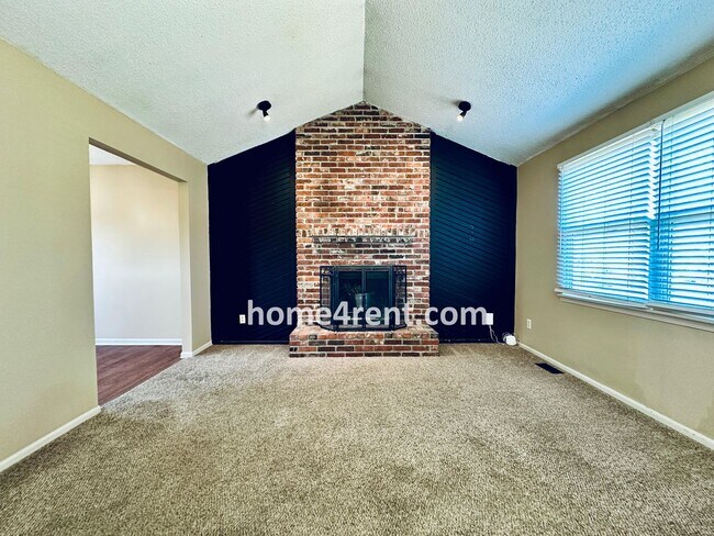 Foto del edificio - Beautiful, Split-Level Olathe Home w/ Stainless Steel Appliances and a Finished Basement!